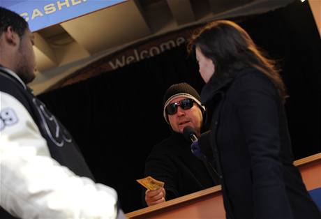 Záhadný dobroninec rozdává v centru New Yorku padesátidolarovky (4. února 2009)