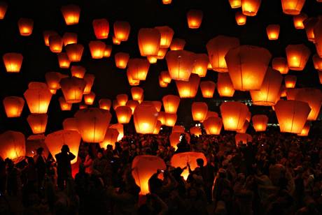 Tchajwanci se baví na tradiním lampionovém festivalu v provincii Tchaj-pej.