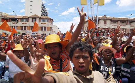 Pznivci opozice na Madagaskaru demonstruj proti dikttorskm praktikm prezidenta Ravalomanany.