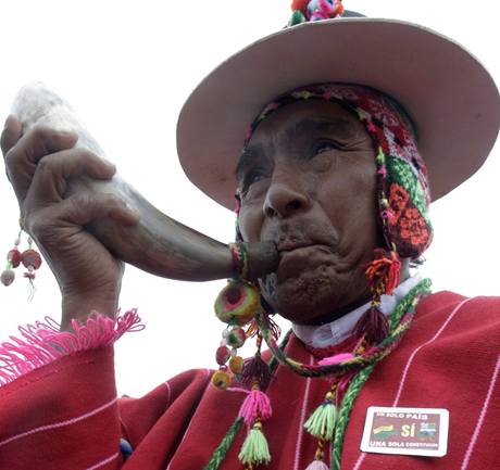 Bolivijec z indinskho kmene v El Altu ek na pjezd prezidenta Moralese. Ten na mstnm veejnm shromdn pozdji vyhlsil novou stavu.