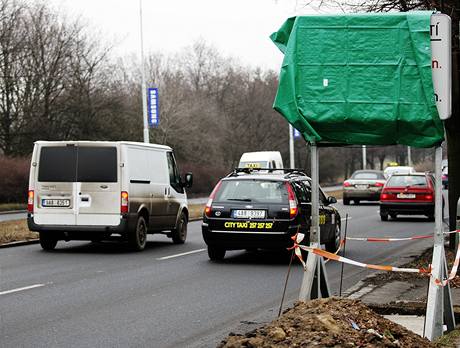 Informan tabule o dojezdovch asech v Evropsk ulici