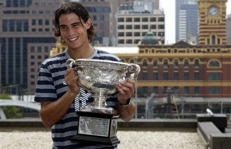 Rafael Nadal pózuje s trofejí za triumf na letoním Australian Open. Bude se takto radovat i ve zbývajících grandslamech sezony?