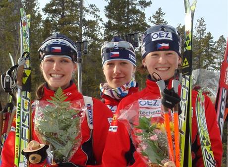 Veronika Zvaiová (uprosted) a Veronika Vítková (vpravo) se postaraly o nejlepí výsledek eských biatlonistek v úvodním závod MS