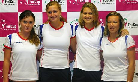 eský tým na tiskové konferenci ped fedcupovým duelem se panlskem: Iveta Beneová, Petra Kvitová, Lucie afáová, Kvta Peschkeová