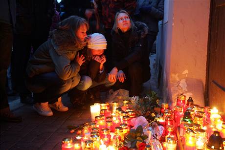 Po tragické nehod zapalovali lidé svíky za Martina Voborníka a Lenku Svdíkovou ped ordinací doktora Révaye v Chebu.