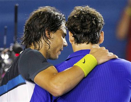 Rafael Nadal (vlevo) a Roger Federer po finlovm zpase Australian Open