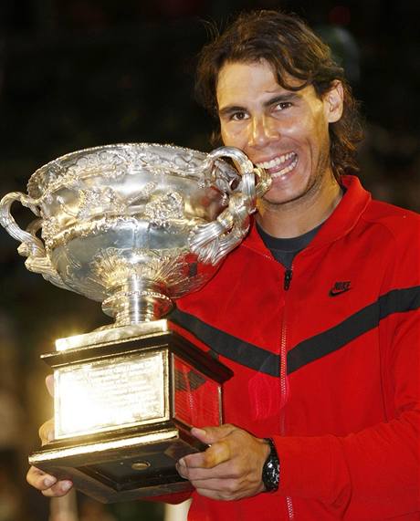 Rafael Nadal s trofejí pro vítze Australian Open