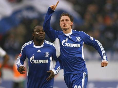 Asamoah (vlevo) a Höwedes z Schalke oslavují gól
