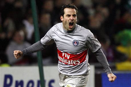 Ludovic Guily, útoník Paris Saint Germain, oslavuje svj gól do sít Nantes