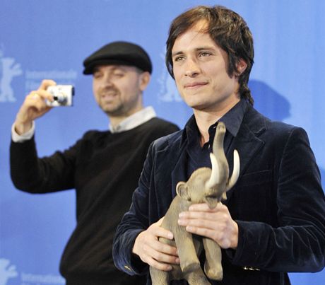 Herec Gael García Bernal s reisérem Lukasem Moodyssenem ped projekcí filmu Mamooth.