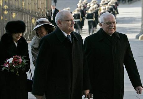 Václav Klaus pijal slovenského kolegu Ivana Gaparovie. (9. února 2009)
