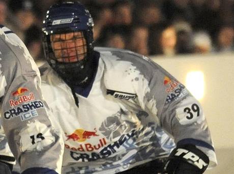 Dominik Haek na trati ledového koryta pi akci Red Bull Crashed Ice na Vyehrad.