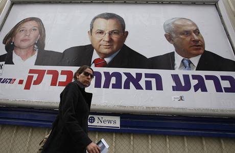 Hlavn favorit voleb (zleva) Cipi Livniov, Ehud Barak a Benjamin Netanjahu na pedvolebnm plaktu.