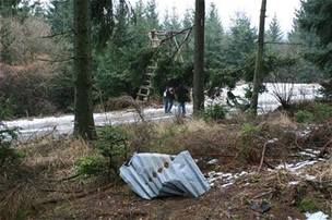 Explozí zniený posed v lese nedaleko obce Lipinka za Novou Hradenou.