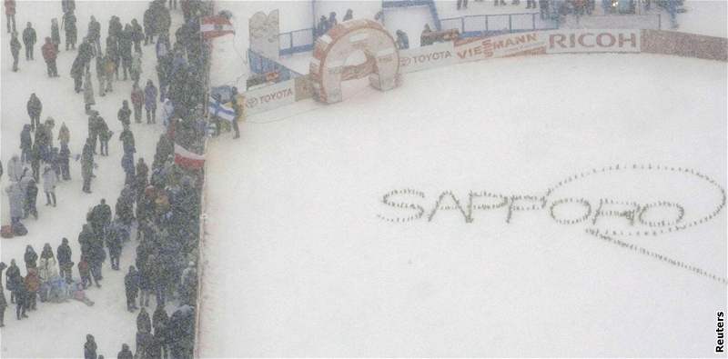 Fanouci skok na lyích marn ekají na zahájení závodu Svtového poháru v Sapporu.