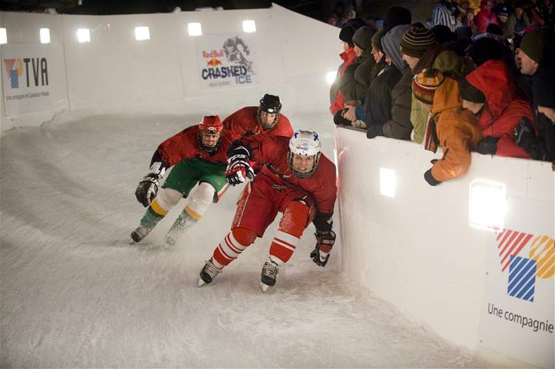 Bezprostední kontakt divák s jezdci - a to je dvodem populárnosti Red Bull Crashed Ice. (Quebec 2008)
