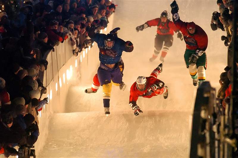 Red Bull Crashed Ice udlal z bruslení tak trochu gladiátorská klání. (Quebec 2008)