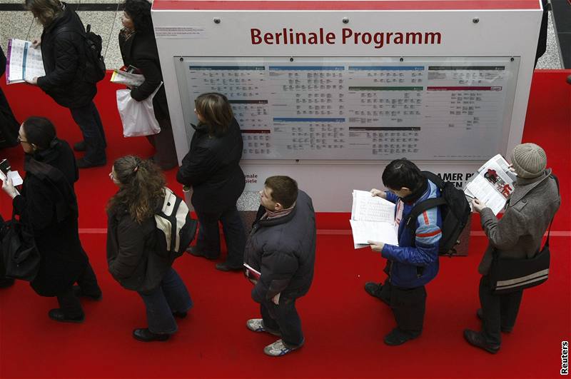 Fronta na vstupenky na filmové projekce z programu Berlinale.