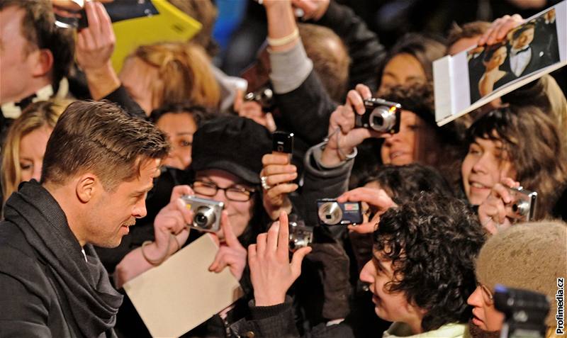 Brad Pitt piel na berlínskou premiéru filmu Podivuhodný pípad Benjamina Buttona s partnerkou Angelinou Jolie. Doprovázel je i reisér snímku David Fincher.