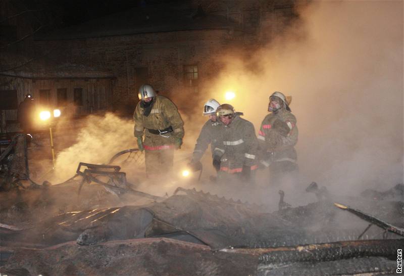 Poár v domov dchodc v ruské vsi Podjolsk (1. února 2009)