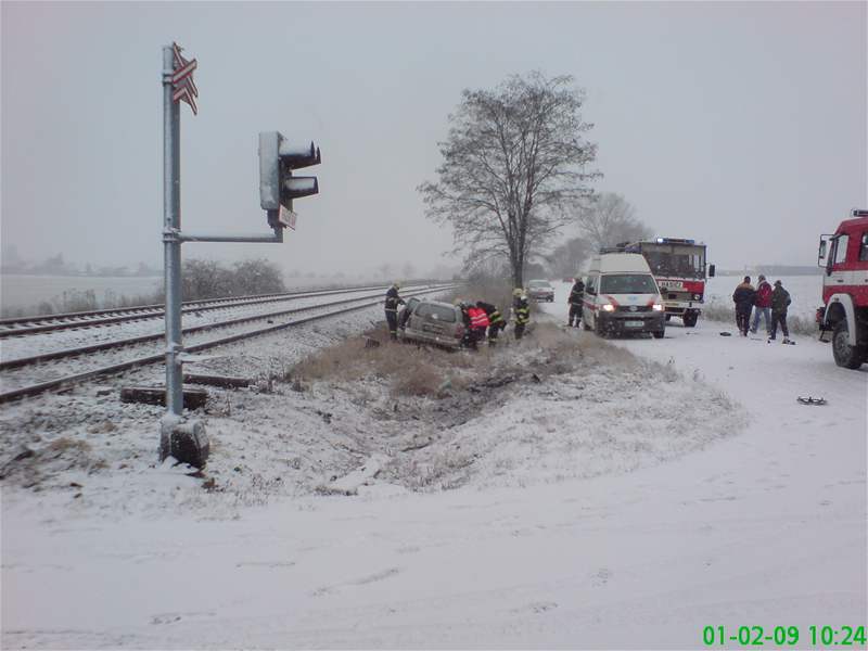 Sráka osobního auta s vlakem na Vykovsku