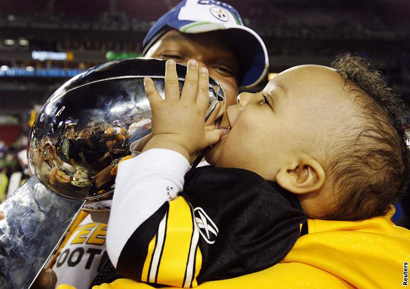 Syn Marvella Smithe z Pittsburghu s trofejí pro vítze Super Bowlu