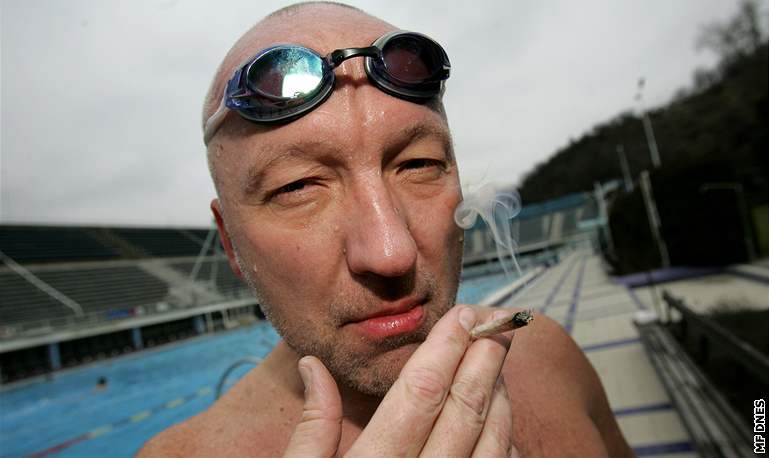 Redaktor MF DNES vyzkouel, jestli mu pome marihuana pi plavání. asy byly tém stejné, plavec se vak po poití drogy cítil v bazénu lépe.