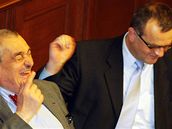 Karel Schwarzenberg a Miroslav Kalousek pi mimodnm zasedn Snmovny o Lisabonsk smlouv. (3. nora 2009)