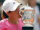 Justine Heninov s trofej za triumf na Roland Garros 2007