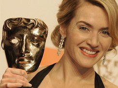 BAFTA 2009 - hereka Kate Winsletov s cenou za film Pedta