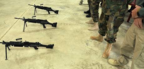 Afghántí vojáci pouívají zbran, které jim dodávají Ameriané