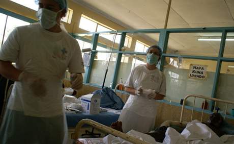 et lkai Ale Brta a Jarmila Klietikov u poplench v nemocnici v keskm Nakuru (nor 2009)