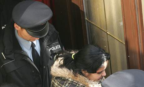 Exekutorm pi zabavení dávek pomáhali policisté a stráníci. (17. 2. 2009)
