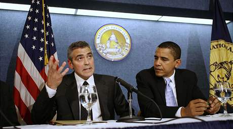 George Clooney mluví, Barack Obama naslouchá.