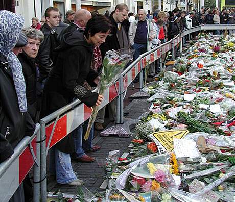 Nizozemský reisér Theo Van Gogh byl zavradn muslimským pisthovalcem; zábr z dokumentárního filmu Den, kdy byl zavradn Theo van Gogh