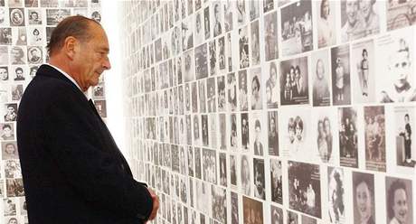 Nkdej francouzsk prezident Jacques Chirac v pamtnku obt holocaustu v roce 2005.