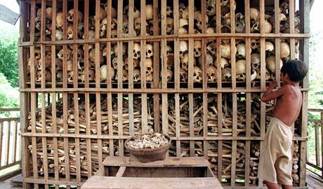 Pozstatky umuench obt Rudch Khmr v severozpadn Kambodi. Podobnch hromad z pozstatk anonymnch obt reimu se v Kambodi nachz stovky.