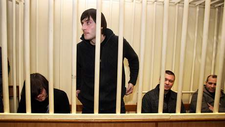Obalovan z vrady Anny Politkovsk u moskevskho vojenskho soudu - zleva Dabrail Machmudov, Ibrahim Machmudov, Pavel Rjaguzov, Sergej Chadikurbanov. (19.nor 2009) 