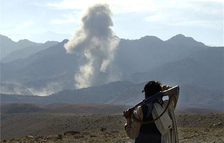 Afghnsk bojovnk pobl komplexu Tora Bora v prosinci 2001. Americk letectvo oblast bombardovalo, protoe se tam ml skrvat Usma bin Ldin se stovkami len Al Kajdy.