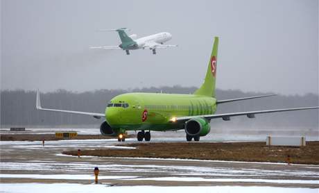 Boeing 737-800 spolenosti Sibir (S7) na moskevském letiti Domoddovo