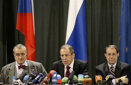 Karel Schwarzenberg, Sergej Lavrov a Javier Solana na jednání v Moskv