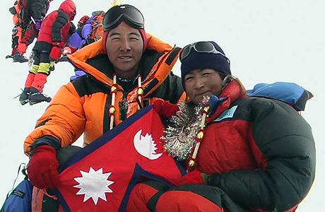 erpa Pemba Dordí s manelkou Moni Mulepati na vrcholu Mount Everestu v kvtnu 2005