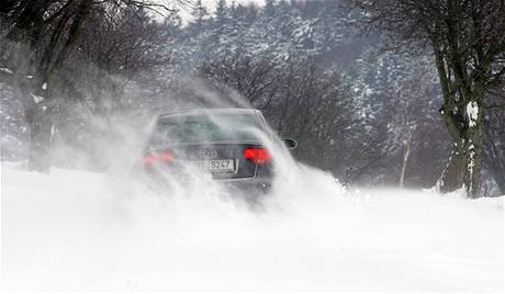 Sníh - závje - jazyky - doprava - auto