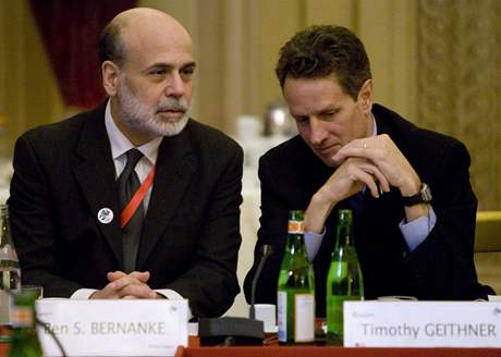 Americký ministr financí Timothy Geither a éf Fedu Ben Bernanke