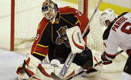 Floridský gólman Tomá Vokoun likviduje anci Zacha Parise z New Jersey.