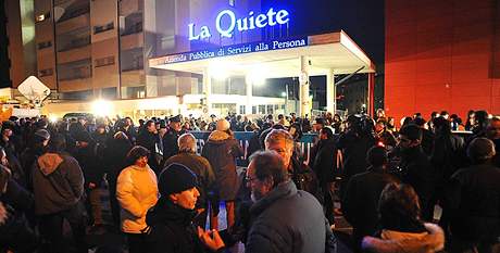 Ped nemocnici v Udine pily Eluan Englarov zaplit svku stovky lid.