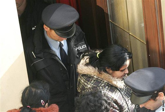 Exekutorm pi zabavení dávek pomáhali policisté a stráníci. (17. 2. 2009)