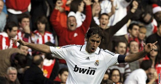 Gól slaví Raúl z Realu Madrid