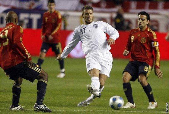 David Beckham nastoupil ke svému 108. zápasu za Anglii, ím vyrovnal anglický rekord Boby Moora mezi hrái v poli.