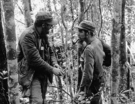 Fidel Castro a Ernesto Che Guevara v roce 1957